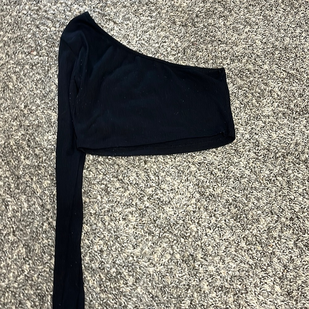 black one sleeve cropped shirt